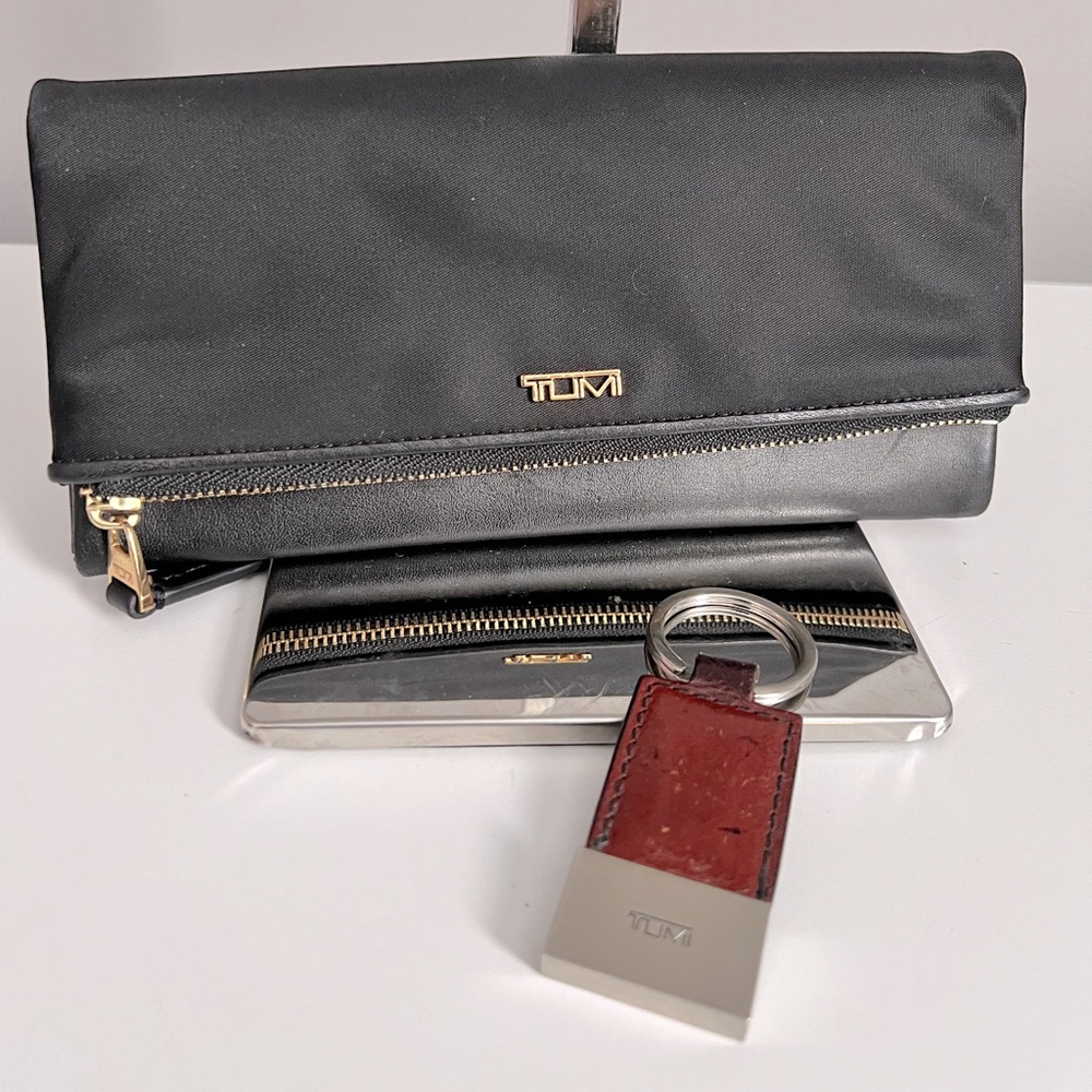 Tumi Flap continental wallet Black w Tumi Keyring bundle